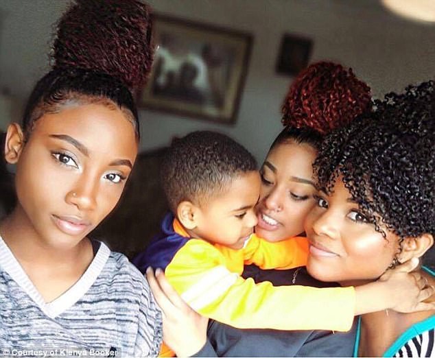 buc anh gay lu nhat mang xa hoi nhin nhu hoi chi em ban di ai ngo trong do co ba me trung nien