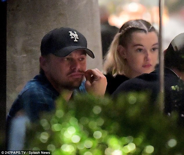 chang jack leonardo dicaprio hen ho cong khai voi chan dai kem 21 tuoi