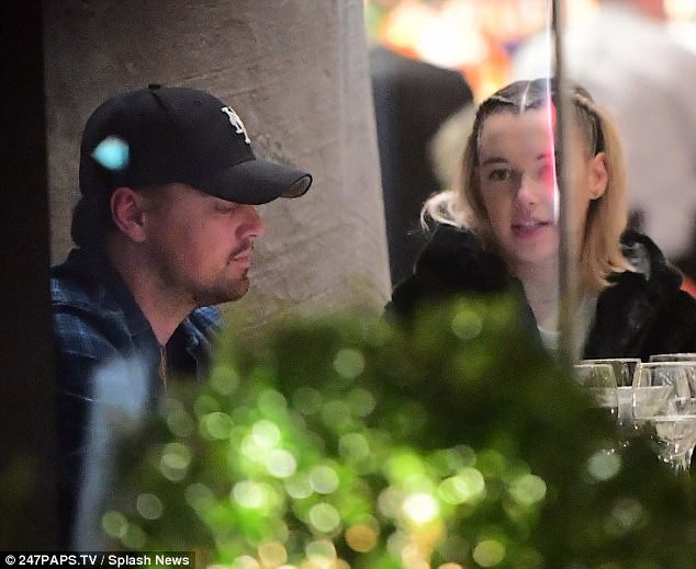chang jack leonardo dicaprio hen ho cong khai voi chan dai kem 21 tuoi