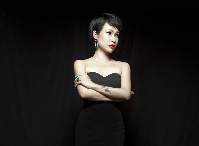uyen linh noi gi sau khi bi chi trich vi goi taylor swift la con ran hao trai