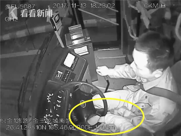 tai xe xe buyt vua dieu khien xe vua trong chau co luc con de chau cam lai