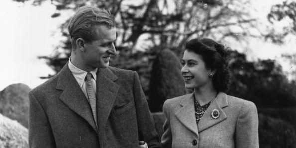 it ai ngo rang nu hoang elizabeth ii da phai gom gop tem phieu de co the may chiec vay cuoi long lay cua minh