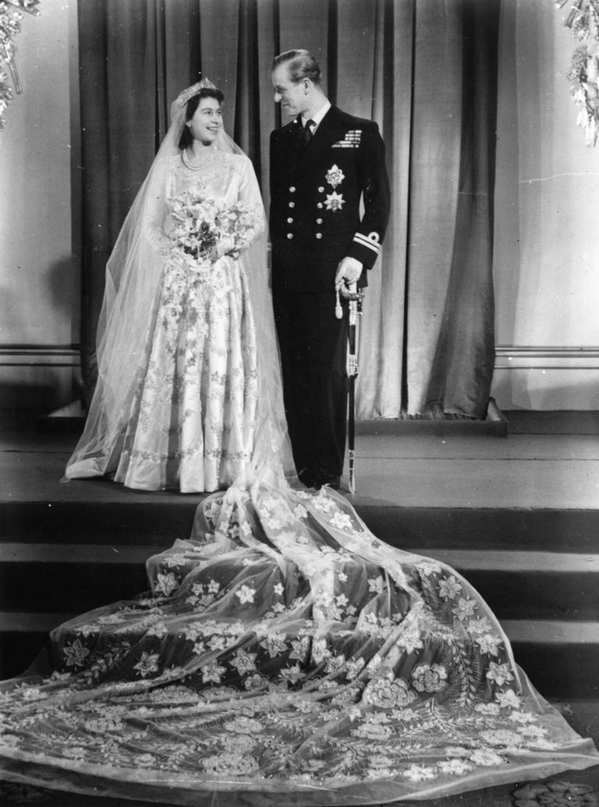 it ai ngo rang nu hoang elizabeth ii da phai gom gop tem phieu de co the may chiec vay cuoi long lay cua minh