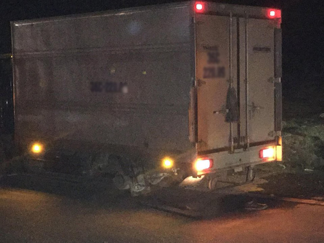 thanh hoa xe may dang di thi dam vao xe tai do ben duong 2 nguoi thuong vong