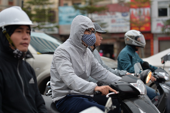 ha noi don dot khong khi lanh manh nguoi dan thu minh trong ao am xuong duong trong som dau tuan