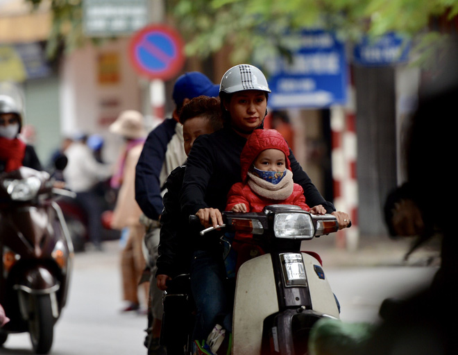 ha noi don dot khong khi lanh manh nguoi dan thu minh trong ao am xuong duong trong som dau tuan