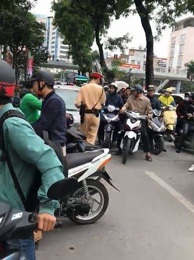 ha noi csgt yeu cau dung xe nu tai xe van binh than lai xe va noi toi dang ban ty quay lai