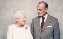 du 70 nam troi qua nu hoang elizabeth va hoang than philip van hanh phuc trong bo anh ky niem ngay cuoi