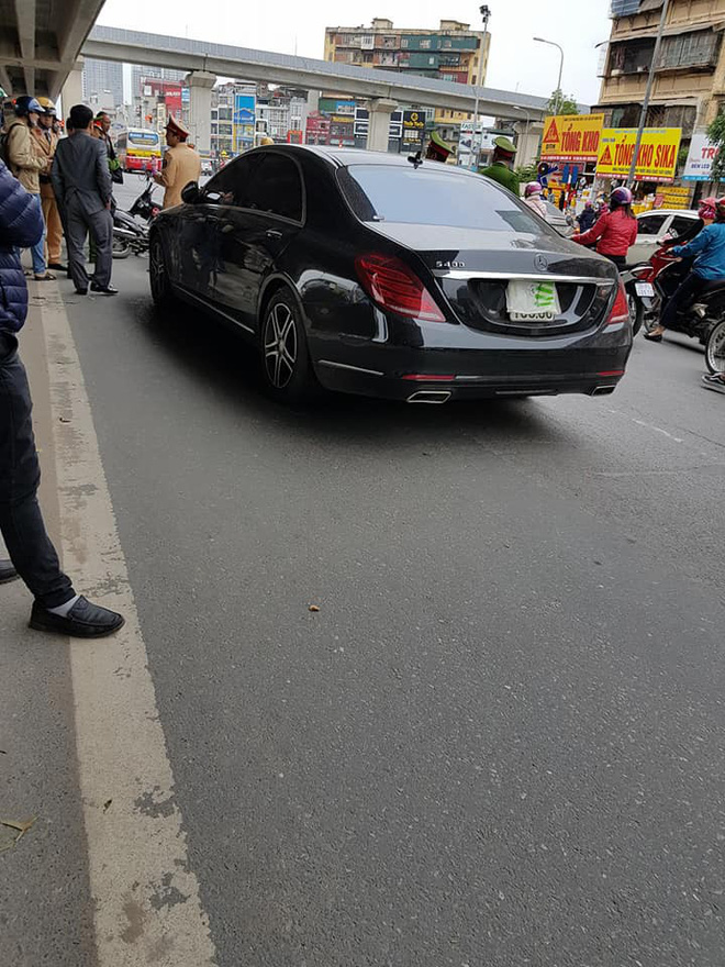 ha noi xe mercedes mat lai can nat it nhat 2 xe may