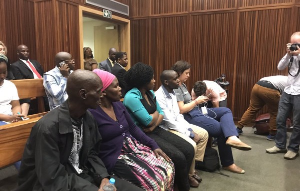 nghe truong bao con mat tich den noi me chi thay canh tay con dua len tu bon cau