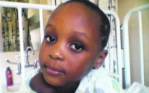 nghe truong bao con mat tich den noi me chi thay canh tay con dua len tu bon cau