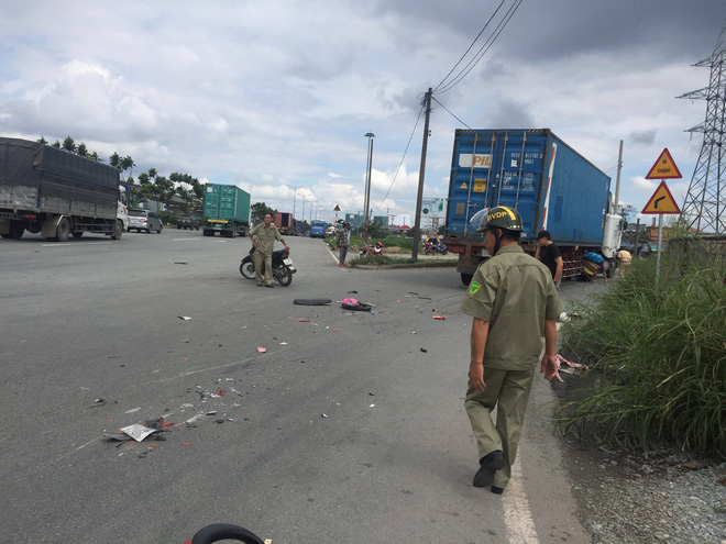 tphcm thi the nam thanh nien ket chat duoi gam xe container sau va cham kinh hoang