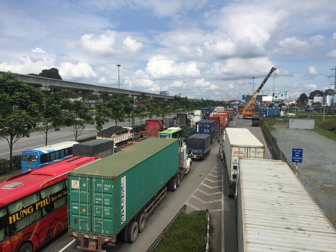 tphcm thi the nam thanh nien ket chat duoi gam xe container sau va cham kinh hoang