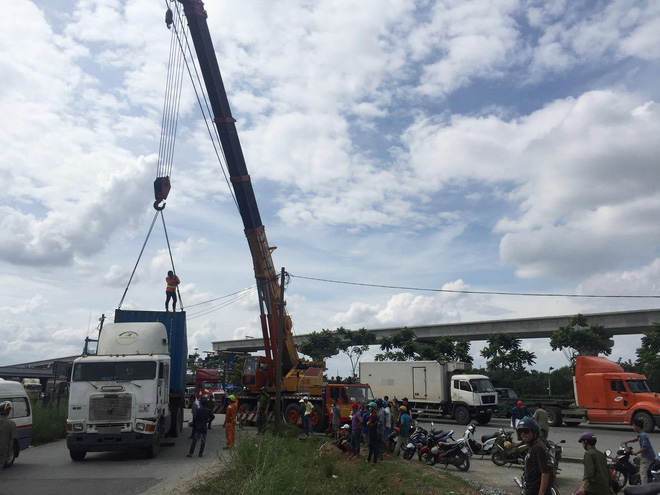 tphcm thi the nam thanh nien ket chat duoi gam xe container sau va cham kinh hoang