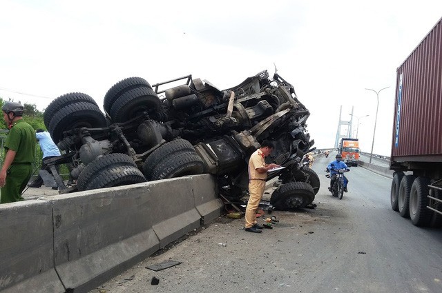 cong an xac dinh xe container do tai xe dieu khien bang chan tren cau phu my