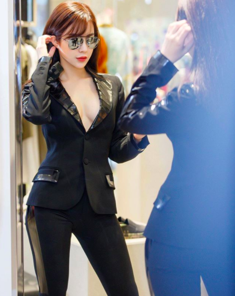 dien trang phuc khoet sau tao bao diep lam anh de lo mieng dan nguc lap lo