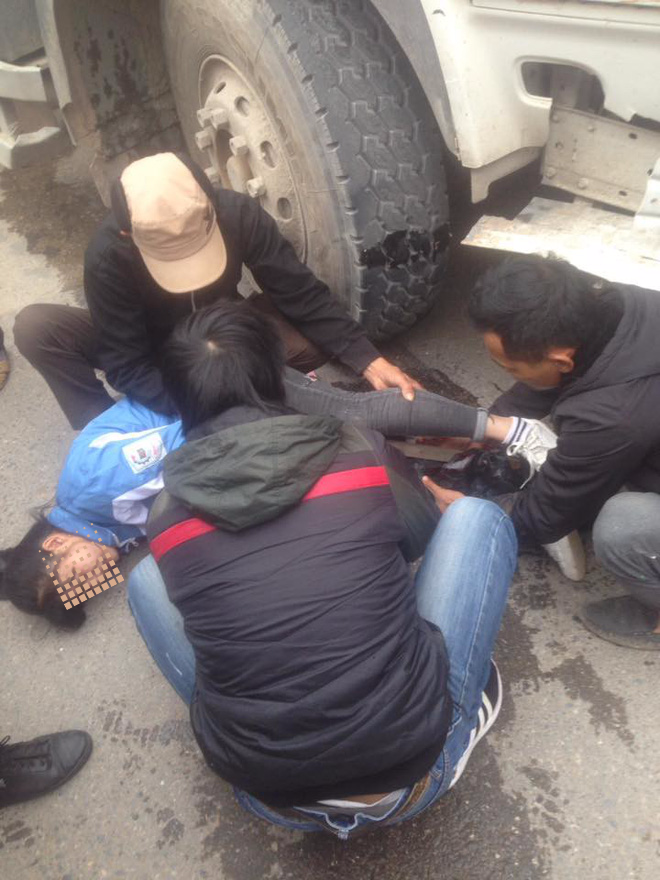 bac ninh hai hoc sinh va cham voi xe bon khi dang di tham thay co ngay 2011