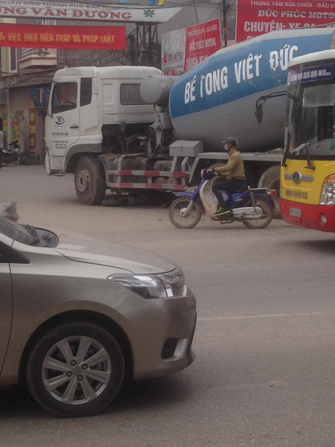 bac ninh hai hoc sinh va cham voi xe bon khi dang di tham thay co ngay 2011
