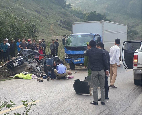 son la o to dam trung xe tai chay nguoc chieu 4 nguoi tu vong mot nguoi bi thuong nang