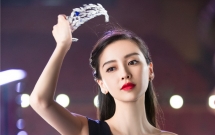 sau su co de lo anh con trai angelababy tai xuat voi nhan sac long lay nhu nu than