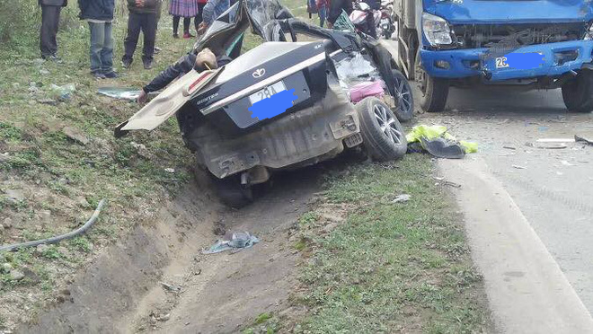 son la xe con va cham voi xe tai 3 nguoi trong mot gia dinh thiet mang