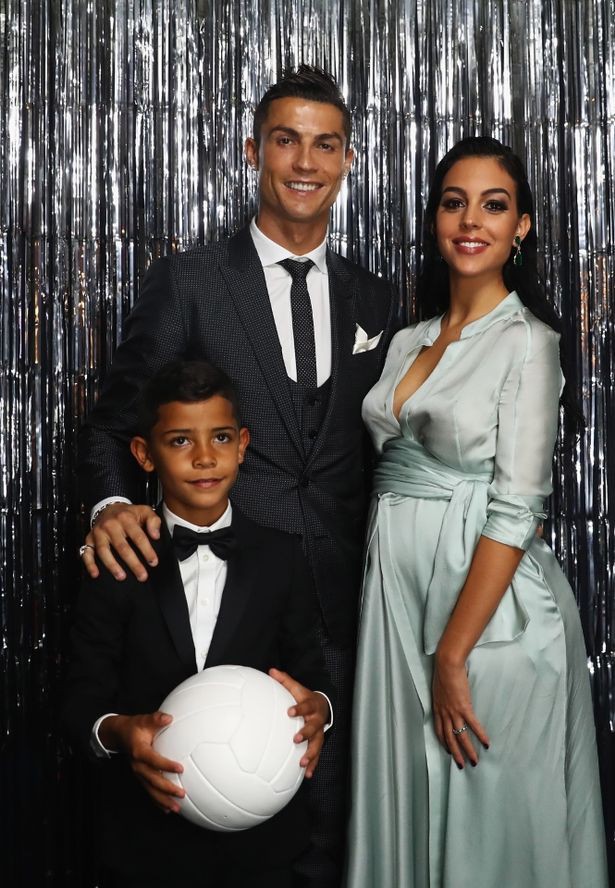 8 ngay sau sinh ban gai ronaldo da lao ngay vao phong tap gym