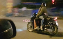 khoanh khac chay xe may cua doi ban tre khien nguoi ta kinh ngac