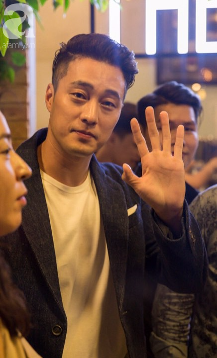 quy ong doc than so ji sub xuat hien cuc ky dien trai lien tuc vay chao nguoi ham mo viet