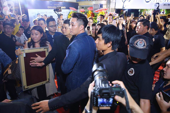 quy ong doc than so ji sub xuat hien cuc ky dien trai lien tuc vay chao nguoi ham mo viet