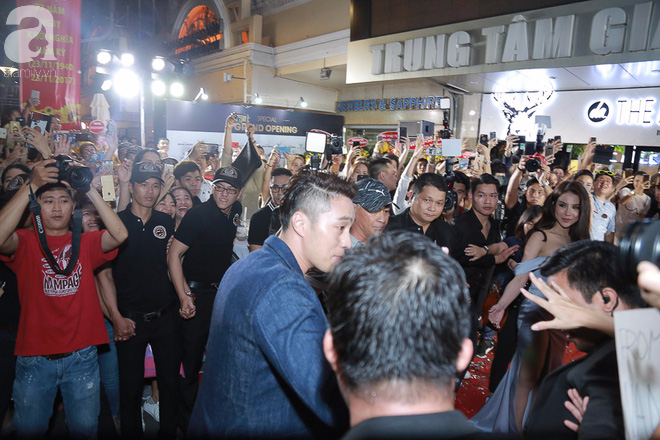 quy ong doc than so ji sub xuat hien cuc ky dien trai lien tuc vay chao nguoi ham mo viet