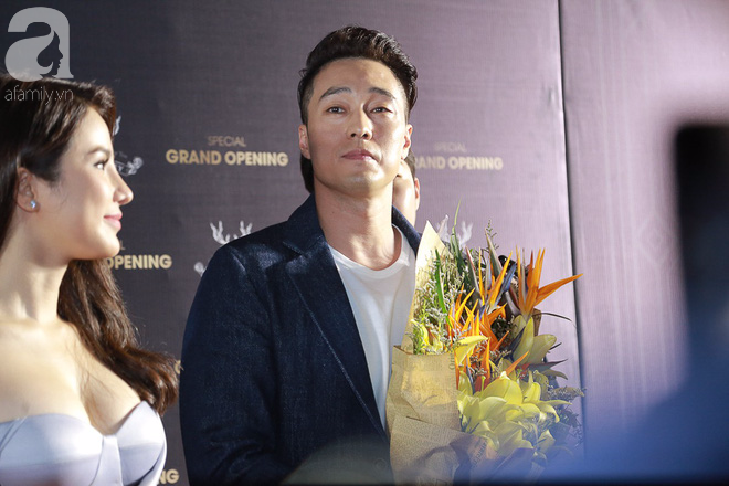 quy ong doc than so ji sub xuat hien cuc ky dien trai lien tuc vay chao nguoi ham mo viet