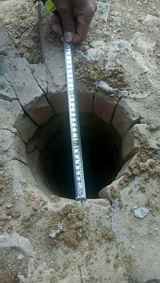 be trai 8 tuoi mat tich 5 ngay sau thi the duoc phat hien mot cach kho hieu duoi ho sau trong san truong