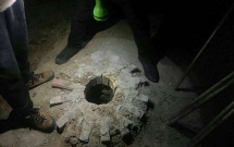 be trai 8 tuoi mat tich 5 ngay sau thi the duoc phat hien mot cach kho hieu duoi ho sau trong san truong