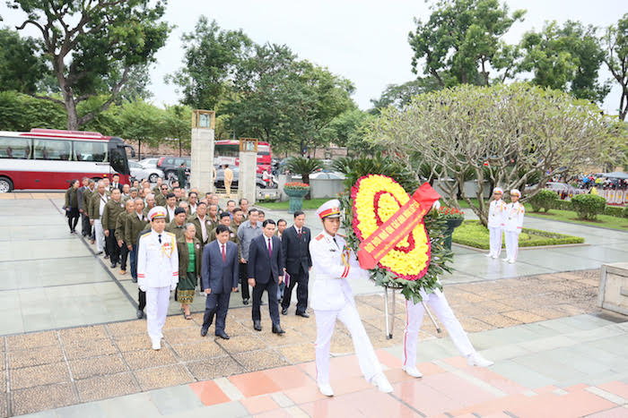 chu tich nuoc tiep da i bie u lao co cong voi cach mang viet nam