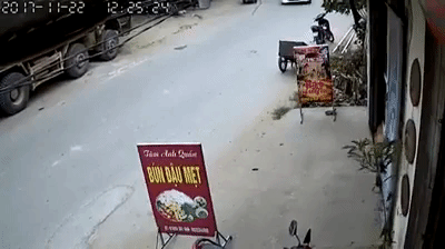 clip duoc chong day lai xe nguoi phu nu dap nham chan ga tong thang vao quan an ben duong