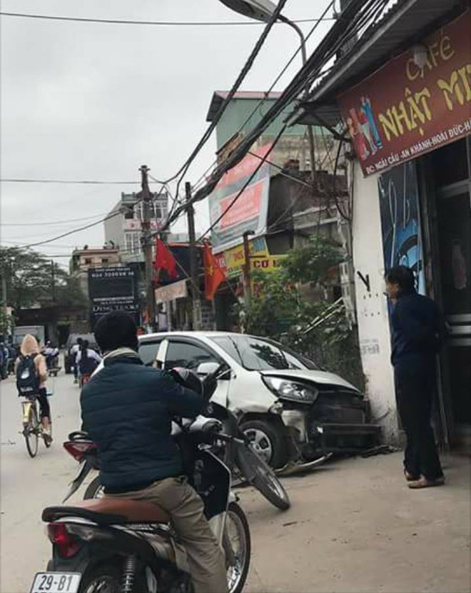 Nhầm chân ga với chân phanh, nữ tài xế chạy xe lao vào cột điện nham chan ga voi chan phanh nu tai xe chay xe lao vao cot dien