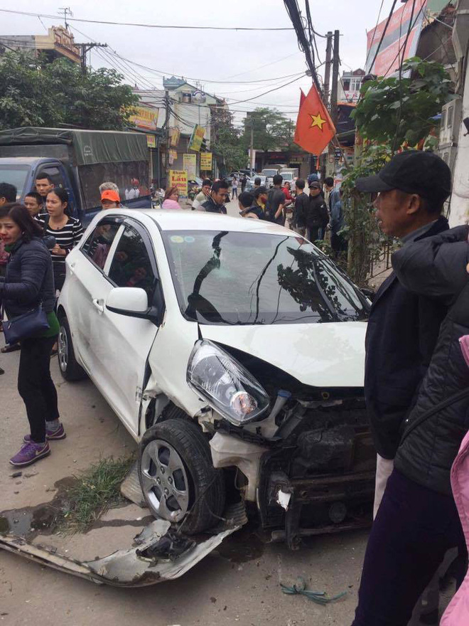 Nhầm chân ga với chân phanh, nữ tài xế chạy xe lao vào cột điện nham chan ga voi chan phanh nu tai xe chay xe lao vao cot dien