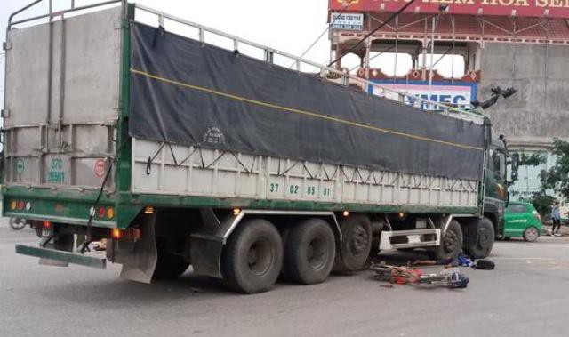 nghe an va cham voi xe tai mot hoc sinh cap 2 tu vong tai cho