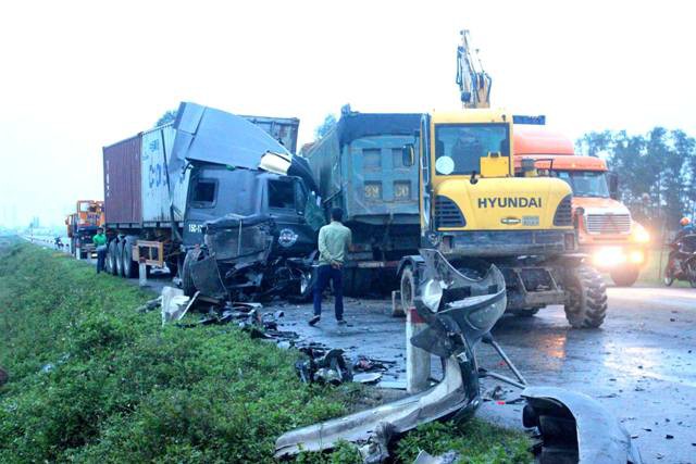 nghe an va cham voi xe tai mot hoc sinh cap 2 tu vong tai cho