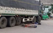 nghe an va cham voi xe tai mot hoc sinh cap 2 tu vong tai cho