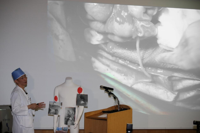 bac si han quoc tiet lo tinh tiet nguy cap trong vu cuu song binh si trieu tien dao tau