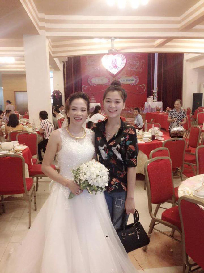 mot buc anh chup hai nguoi phu nu trong dam cuoi dan mang tranh cai ai la me chong ai la con dau