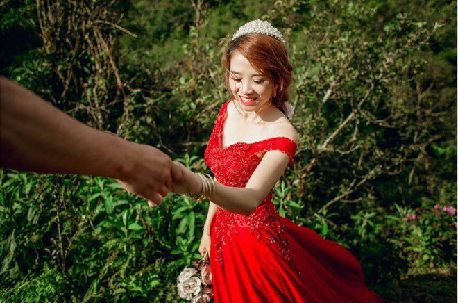 mot buc anh chup hai nguoi phu nu trong dam cuoi dan mang tranh cai ai la me chong ai la con dau
