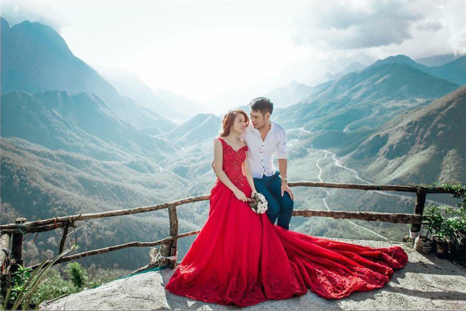 mot buc anh chup hai nguoi phu nu trong dam cuoi dan mang tranh cai ai la me chong ai la con dau
