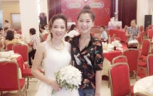 mot buc anh chup hai nguoi phu nu trong dam cuoi dan mang tranh cai ai la me chong ai la con dau