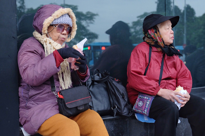 chum anh nguoi ha noi co ro xuong pho trong cai lanh ky luc tu dau mua