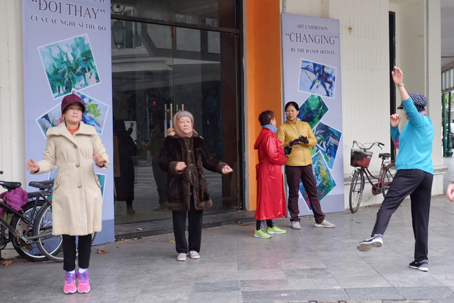 chum anh nguoi ha noi co ro xuong pho trong cai lanh ky luc tu dau mua