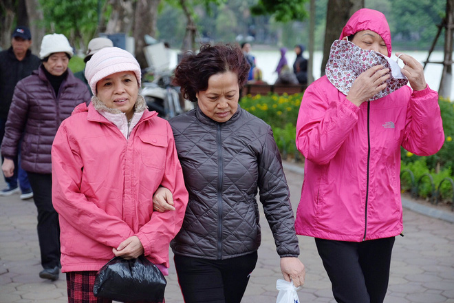 chum anh nguoi ha noi co ro xuong pho trong cai lanh ky luc tu dau mua