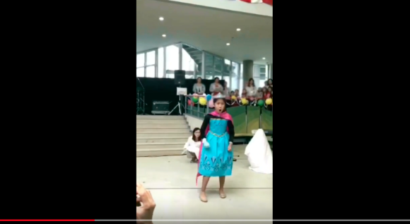 dien elsa sau vo cung lai duoc hoi chi em phu hoa co tam video cua co be 10 tuoi duoc chia se am am tren mang