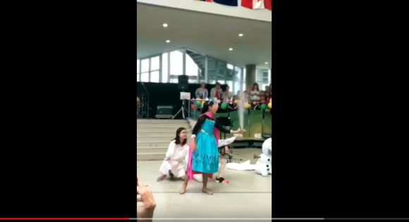 dien elsa sau vo cung lai duoc hoi chi em phu hoa co tam video cua co be 10 tuoi duoc chia se am am tren mang